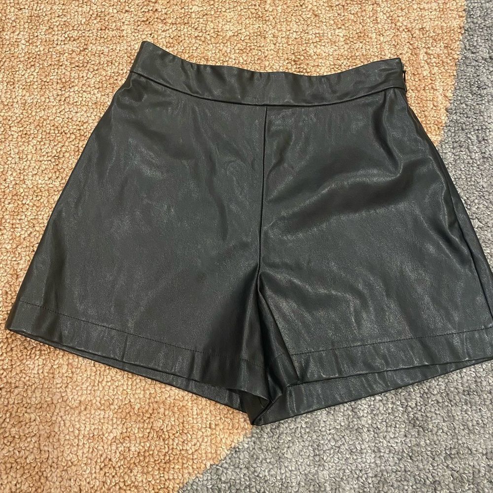 Italy Pinko Faux Black Leather Shorts 4 Zip Contemporary